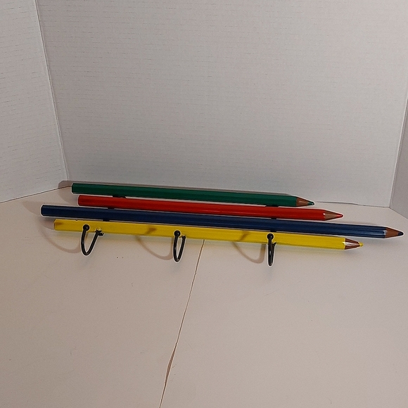 Metal Penical 3 Hook Hanging  Wall Decor  Green Red Blue Yellow - Picture 1 of 4